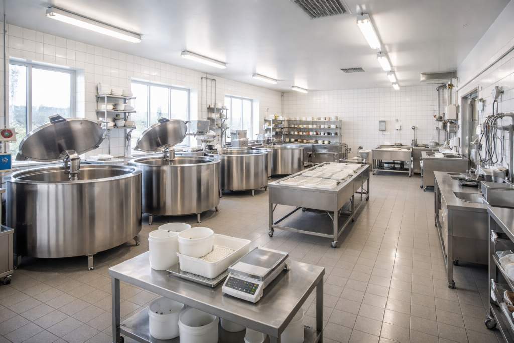 Atelier de fromagerie artisanale avec équipements inox conformes aux normes HACCP